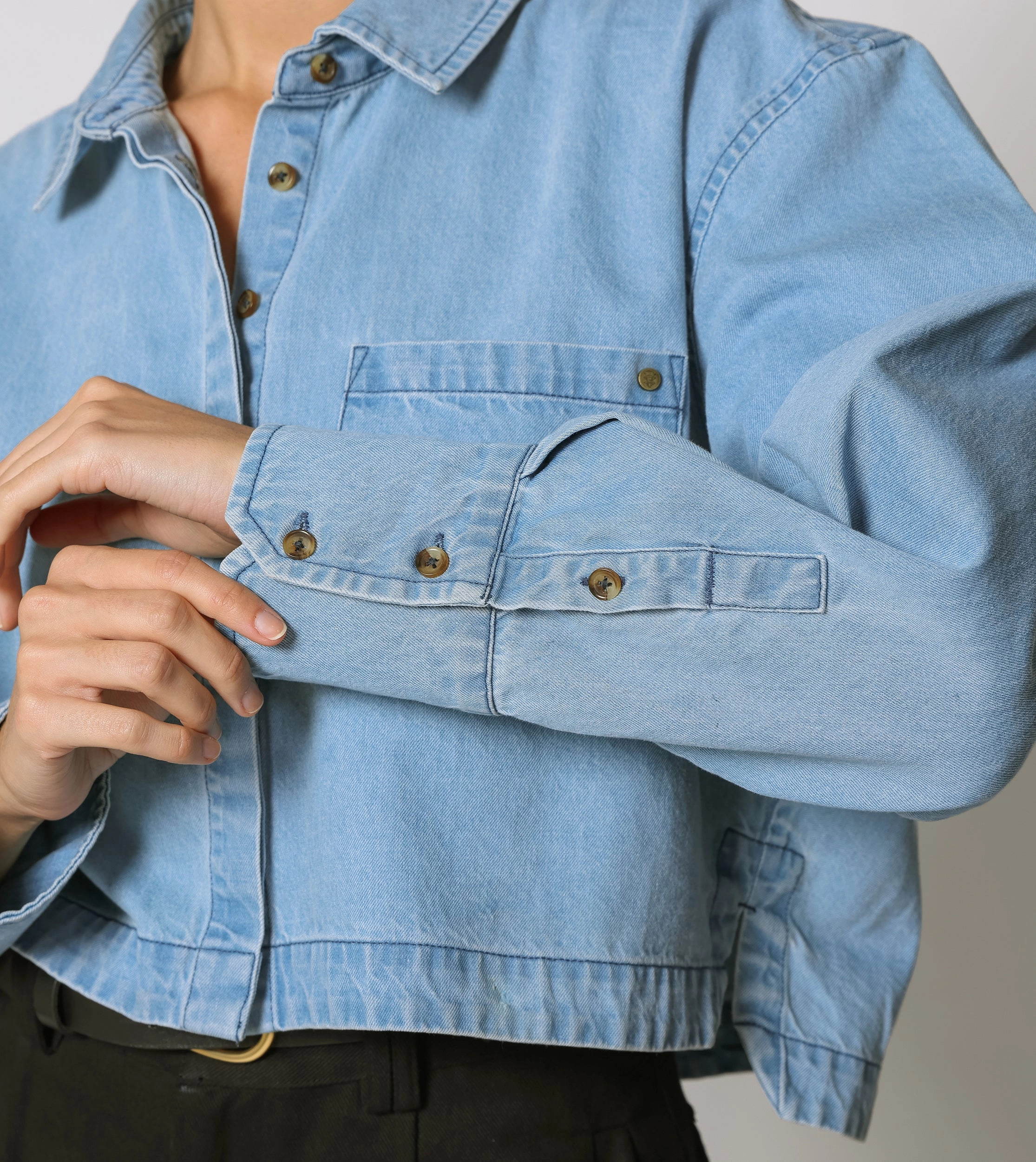 Weighted Hem Stretch waistband Laurel Blouse | Light Wash