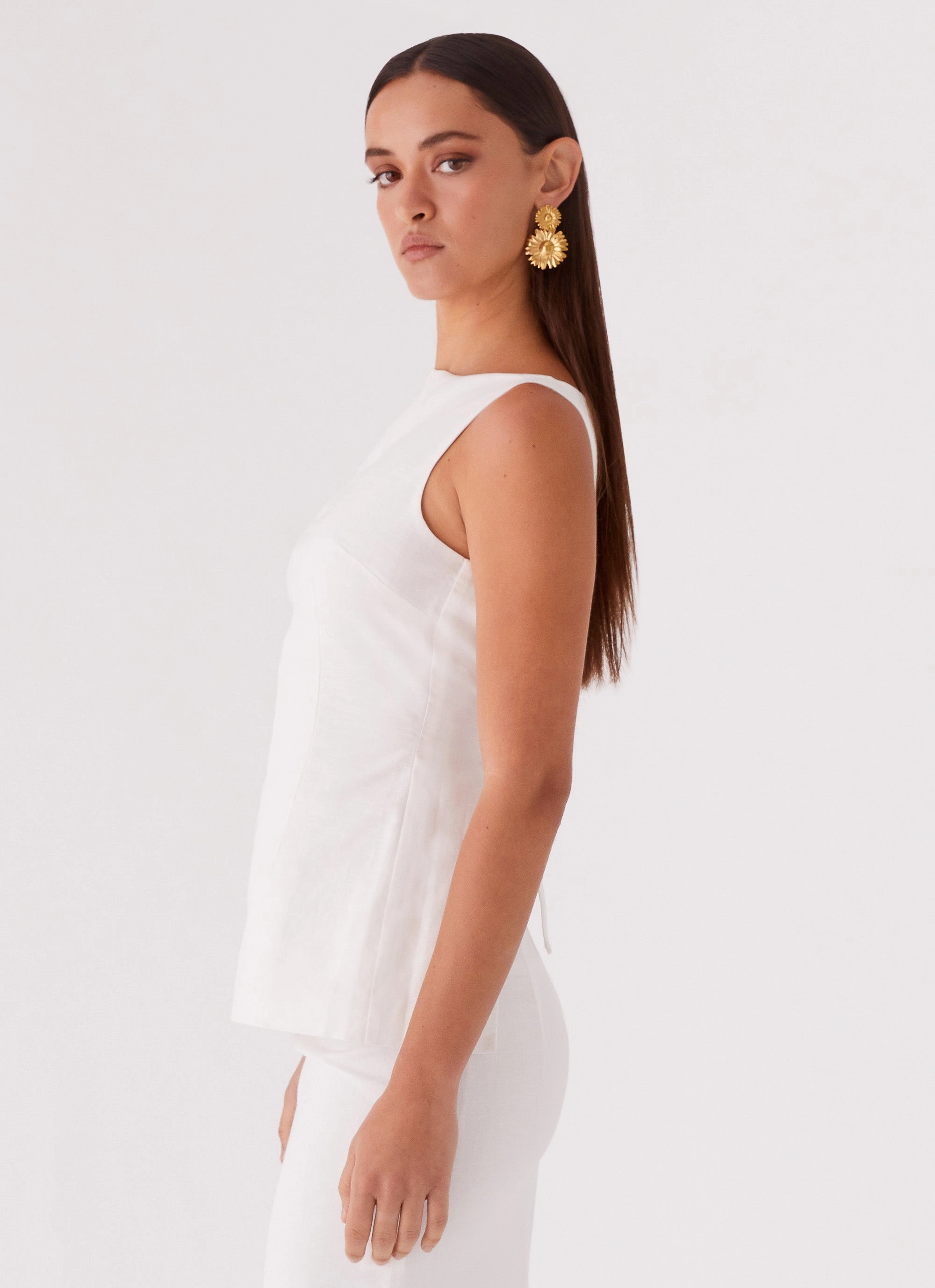 Minimalist Silhouette Cut AllDay Comfort Mooney Linen Top - White