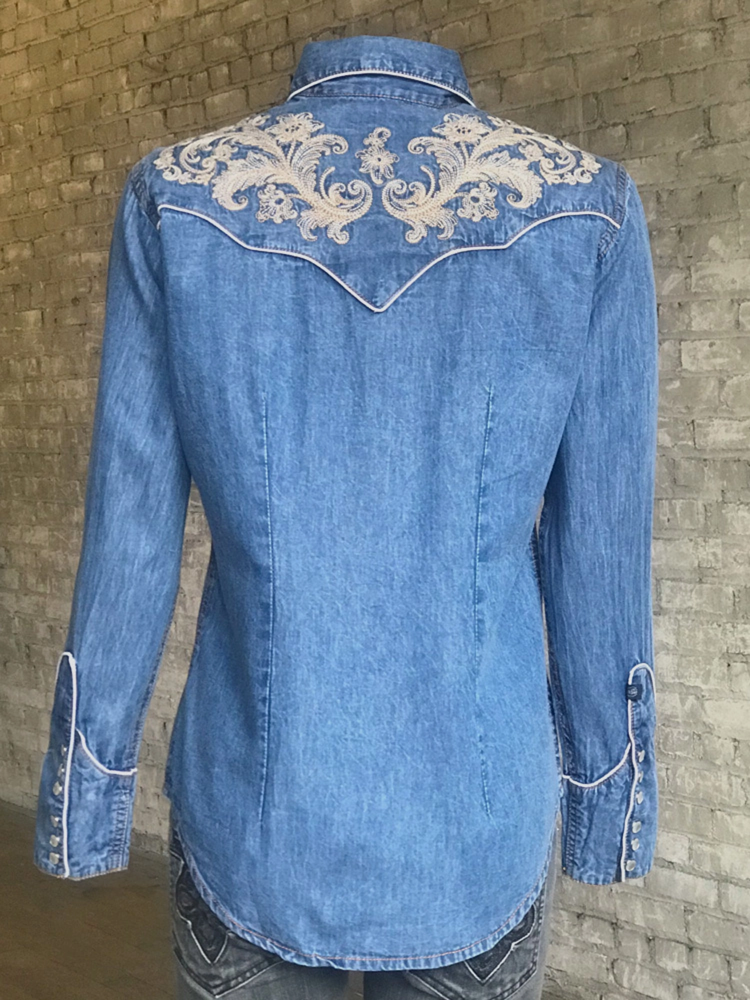 Rockmount Womens Denim 100% Cotton Vintage Floral Embroidered L/S Shirt Seamless construction
