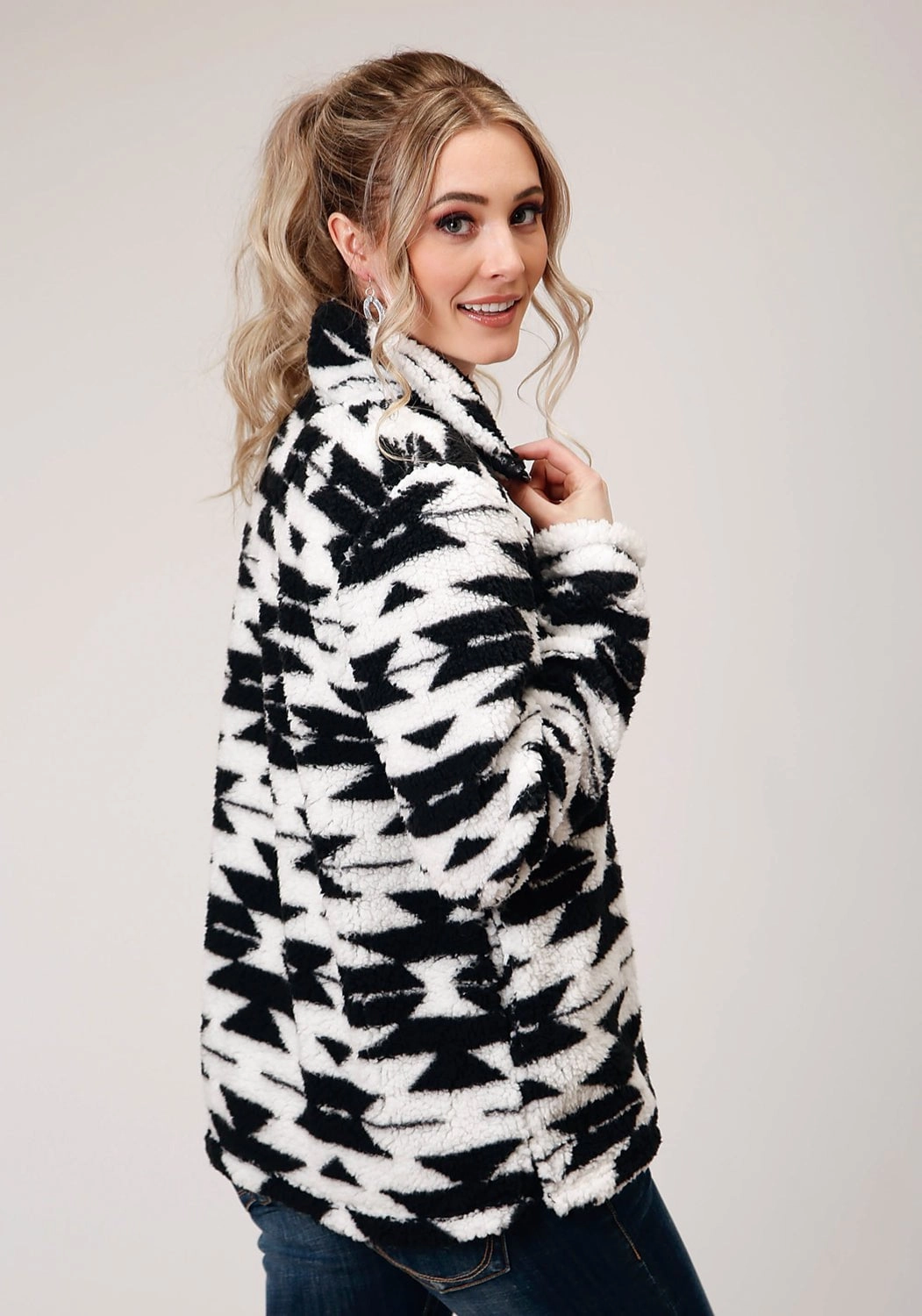 Casual Chill Look Comfort Fit Cut Roper Womens Black/White Polyester Polar Fleece Aztec Jacket